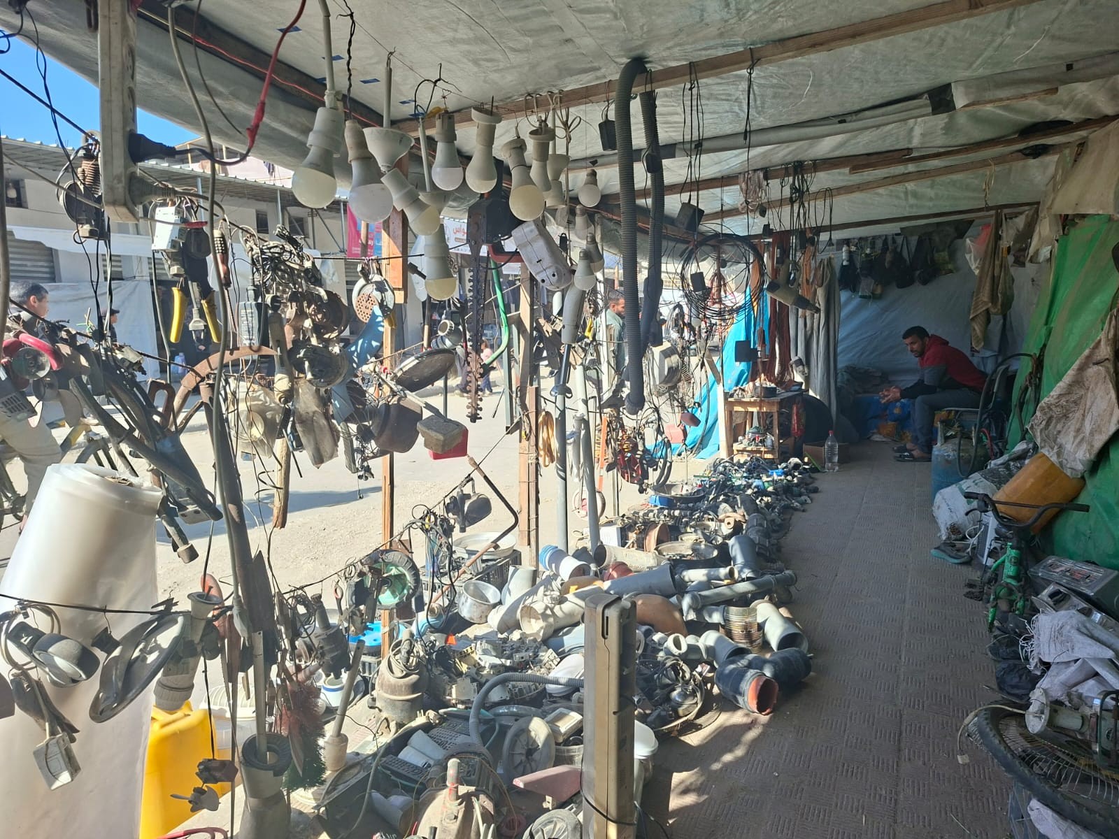 كيف تحوّل اقتصاد غزة إلى "حَصوة تسند زِيــر"؟!